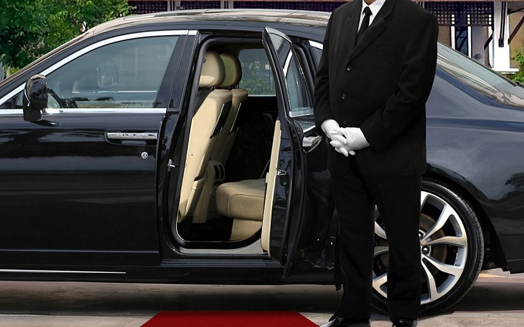 Chauffeur-Service-in-Abu-Dhabi-ar80302022.jpg